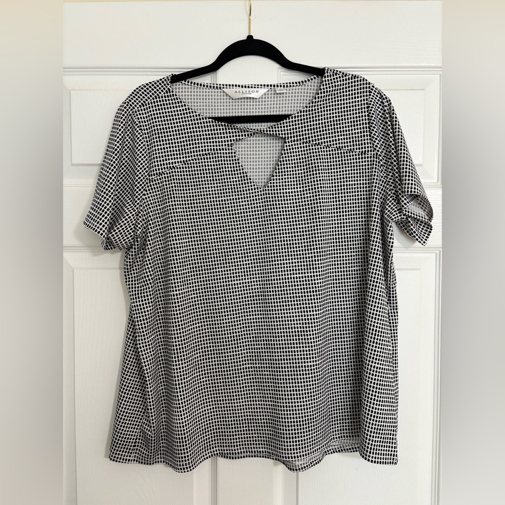 Allison Taylor Black and White Geometric Keyhole Short Sleeve Top